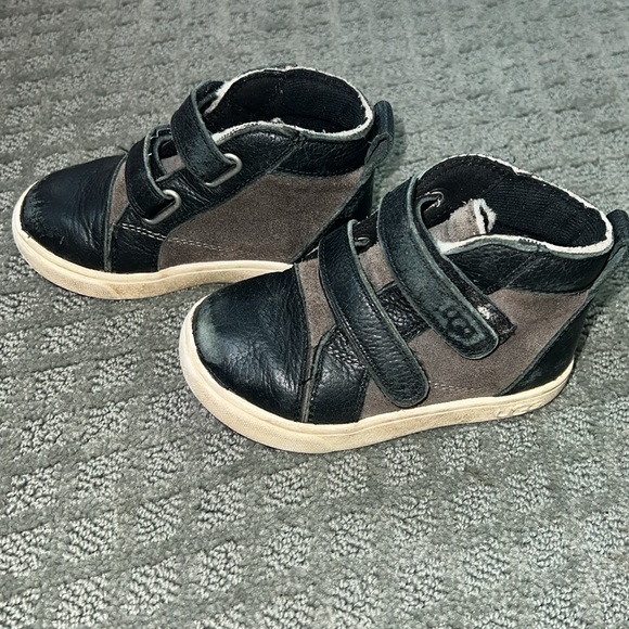 Size 7 baby boy Ugg boots - Picture 2 of 7